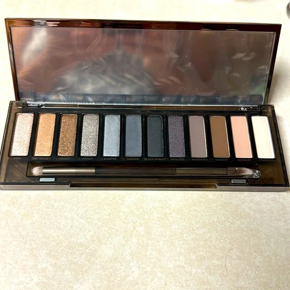 NIB Urban Decay Smokey Eyeshadow Palette - Picture 4 of 7